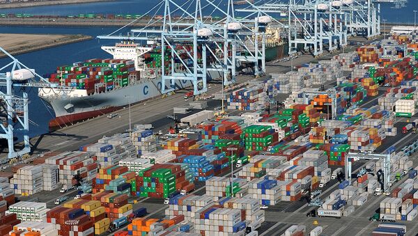 Chất container lên tàu vận tải hàng tại Los Angeles, California - Sputnik Việt Nam