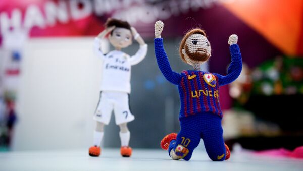 Búp bê cầu thủ bóng đá  Lionel Messi và Cristiano Ronaldo do nghệ nhân  Elena Zhuravleva từ Volgograd làm nên. - Sputnik Việt Nam
