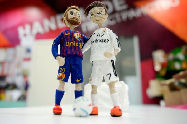 Búp bê cầu thủ bóng đá  Lionel Messi và Cristiano Ronaldo do nghệ nhân  Elena Zhuravleva từ Volgograd làm nên. - Sputnik Việt Nam