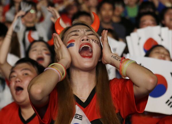 Fan của đội Hàn Quốc theo dõi trận đấu giữa Đức và Hàn Quốc tại Seoul - Sputnik Việt Nam