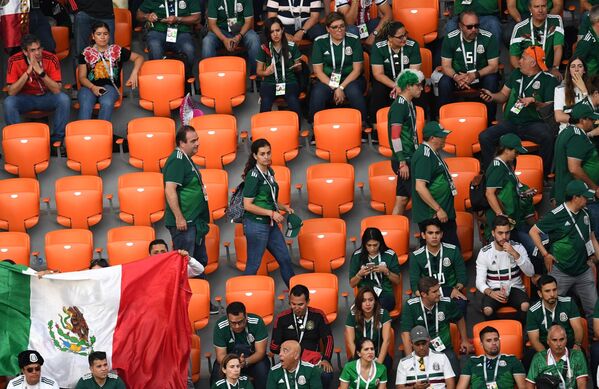 Người hâm mộ đội tuyển quốc gia Mexico rời khỏi khán đài trong trận đấu vòng bảng của World Cup bóng đá giữa các đội tuyển quốc gia Mexico và Thụy Điển ở Ekaterinburg - Sputnik Việt Nam
