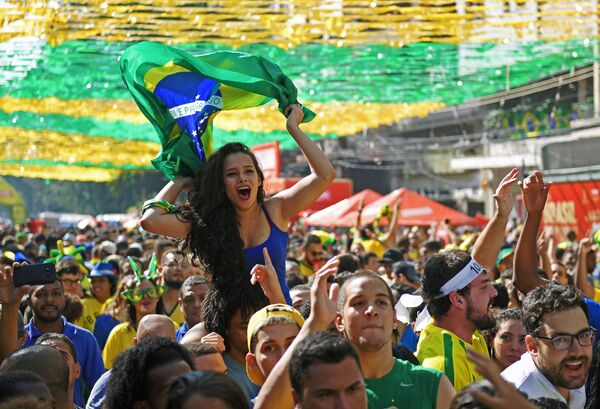 Người hâm mộ đội tuyển quốc gia Brazil sau trận đấu giữa Costa Rica và Brazil ở Rio de Janeiro - Sputnik Việt Nam