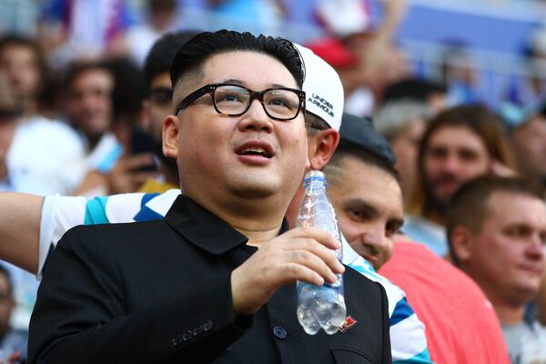 “Bản sao” của nhà lãnh đạo CHDCND Triều Tiên Kim Jong Un, diễn viên Howard X trên khán đài trong trận đấu vòng bảng World Cup giữa các đội Uruguay và Nga - Sputnik Việt Nam