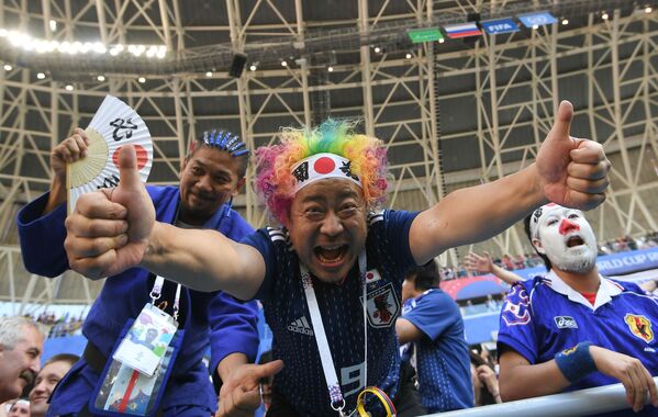 Người hâm mộ đội tuyển quốc gia Nhật Bản mừng chiến thắng của đội trong trận đấu vòng bảng World Cup giữa Colombia và Nhật Bản - Sputnik Việt Nam