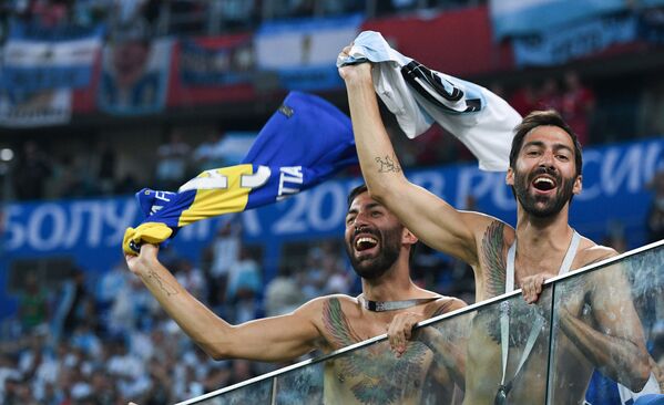 Người hâm mộ đội tuyển Argentina vui mừng trước chiến thắng sau trận đấu vòng bảng World Cup giữa các đội Nigeria và Argentina - Sputnik Việt Nam