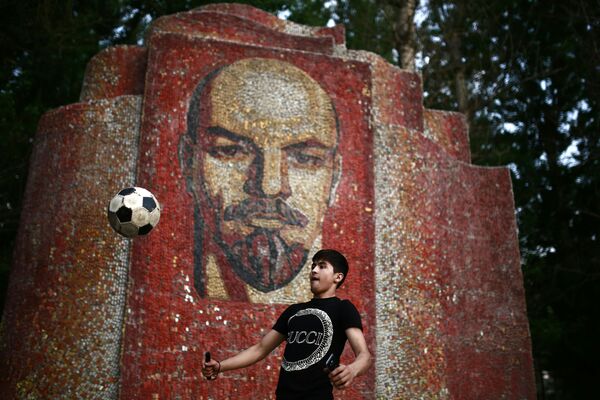 Cậu bé vờn bóng trước tranh khảm Vladimir Lenin ở Kazan, Nga - Sputnik Việt Nam