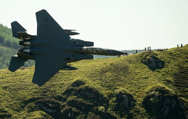 Máy bay chiến đấu Mỹ F-15 bay trên cánh đồng Dolgellau ở phía Bắc xứ Wales - Sputnik Việt Nam