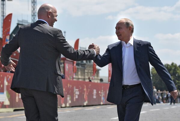 Tổng thống Vladimir Putin và Chủ tịch FIFA Gianni Infantino thăm công viên bóng đá trên Quảng trường Đỏ - Sputnik Việt Nam