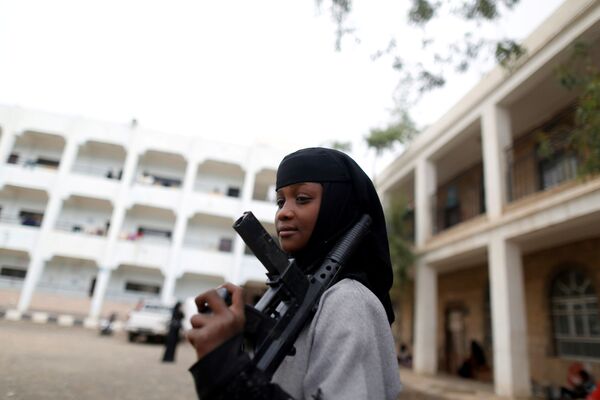 Cô gái di tản do chiến sự ở thành phố cảng Hodeidah, Biển Đỏ, với khẩu súng đồ chơi tại trường học ở thủ đô Sanaa, Yemen - Sputnik Việt Nam