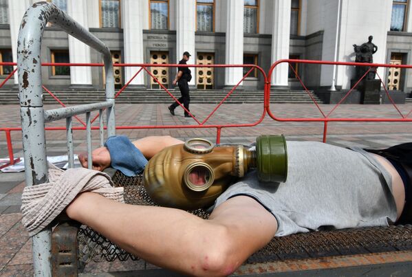 Hoạt động phản đối chống tra tấn trước quốc hội Ukraine trong Ngày quốc tế hỗ trợ nạn nhân bị tra tấn - Sputnik Việt Nam