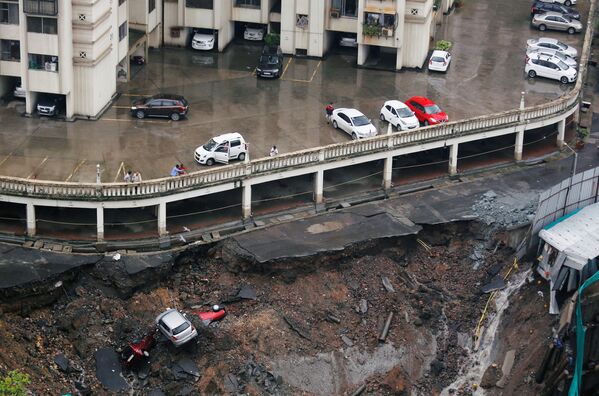 Bãi đỗ xe bị phá hủy do mưa lớn ở Mumbai - Sputnik Việt Nam
