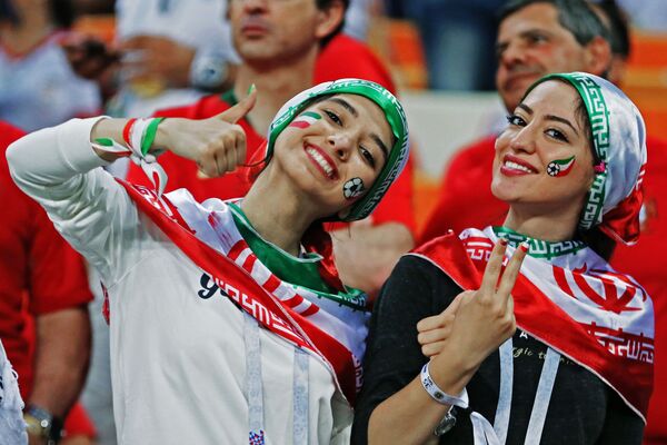 Cổ động viên đội Iran tại trận đấu vòng bảng World Cup giữa đội tuyển quốc gia Iran và Bồ Đào Nha - Sputnik Việt Nam