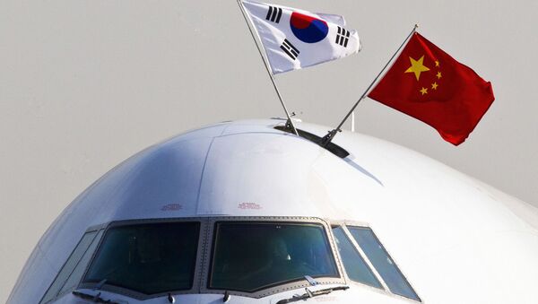 Cờ Hàn Quốc và Trung Quốc trên máy bay tại Bắc Kinh - Sputnik Việt Nam