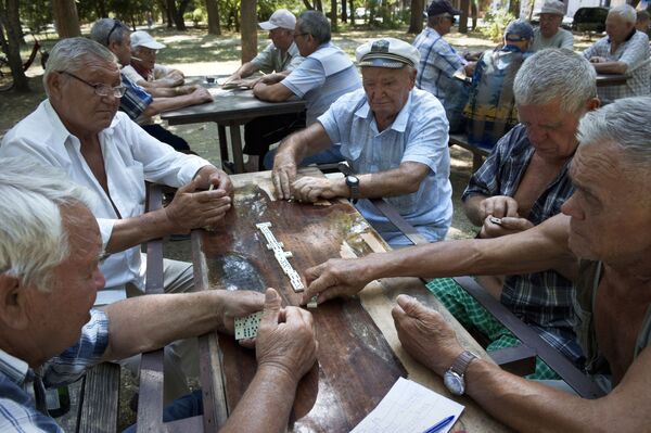 Người về hưu chơi cờ domino trong công viên thành phố Evpatoriya - Sputnik Việt Nam