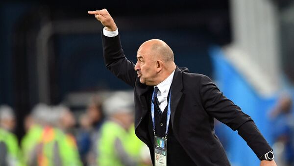Huấn luyện viên trưởng đội tuyển Nga Stanislav Cherchesov trong trận đấu vòng bảng World Cup giữa đội Nga và Ai Cập - Sputnik Việt Nam