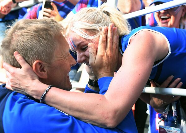 Huấn luyện viên trưởng đội Iceland Heimir Hallgrimsson với đội cổ vũ sau trận đấu vòng bảng  FIFA World Cup 2018 giữa Argentina và Iceland - Sputnik Việt Nam