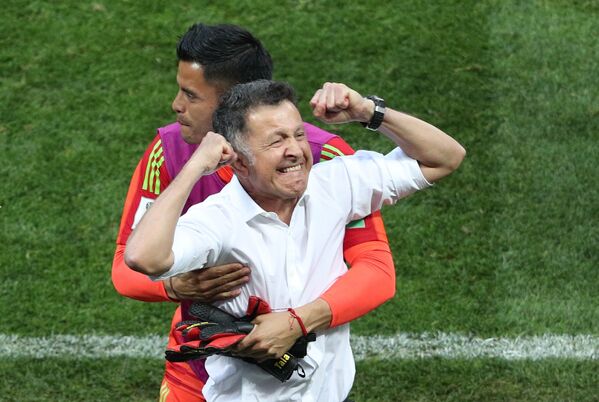 Huấn luyện viên trưởng  Mexico Juan Carlos Osorio vui mừng chiến thắng trong trận đấu vòng bảng World Cup giữa Đức và Mexico - Sputnik Việt Nam