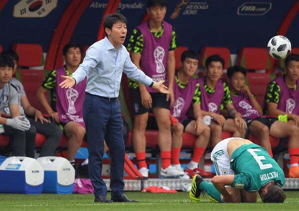 Huấn luyện viên trưởng Hàn Quốc Sin Tae Yong và Jonas Hector trong trận đấu vòng bảng World Cup giữa Hàn Quốc và Đức - Sputnik Việt Nam