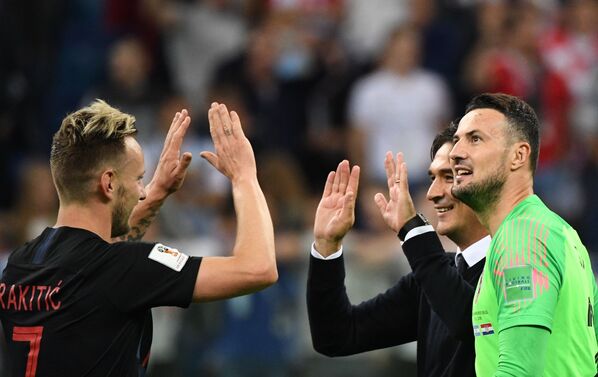 Huấn luyện viên trưởng Zlatko Dalić và thủ môn Daniel Subasic vui mừng trước chiến thắng trong trận đấu vòng bảng  World Cup giữa Argentina và Croatia - Sputnik Việt Nam