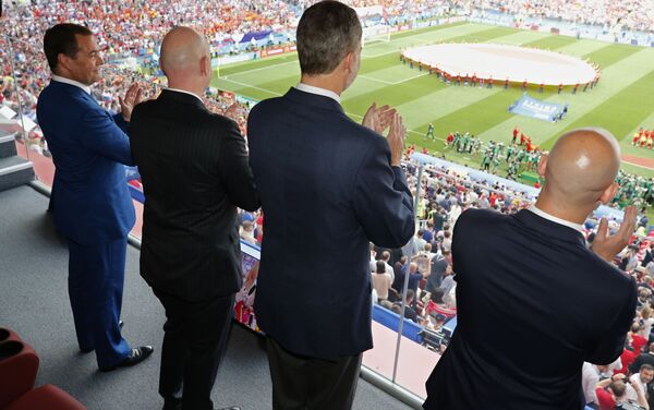 Dmitry Medvedev trước trận đấu World Cup giữa đội tuyển Tây Ban Nha và Liên Bang Nga - Sputnik Việt Nam