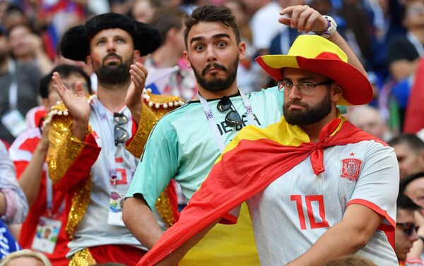 Fan bóng đá trong khi trận đấu World Cup giữa đội tuyển Tây Ban Nha và Liên Bang Nga - Sputnik Việt Nam