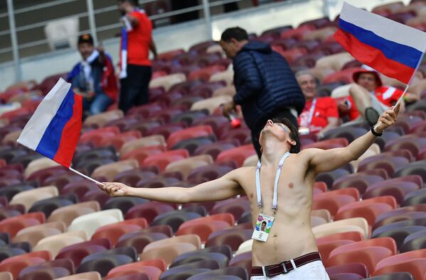 Fan hâm mộ của đội tuyển quốc gia Nga hài lòng với chiến thắng trong trận đấu vòng 1/8 World Cup giữa hai đội Tây Ban Nha và Nga - Sputnik Việt Nam