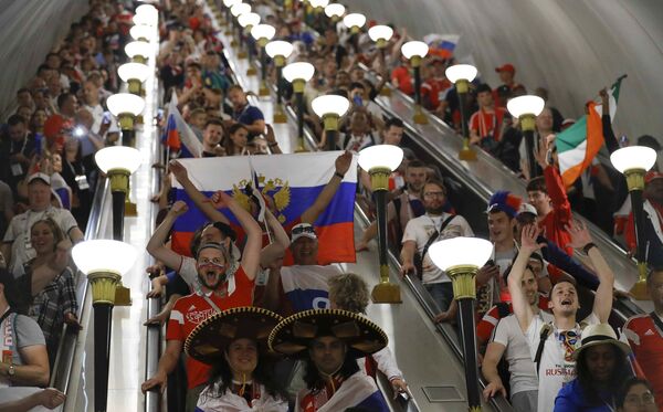 Người hâm mộ mừng chiến thắng của đội tuyển quốc gia Nga trong tàu điện ngầm - Sputnik Việt Nam