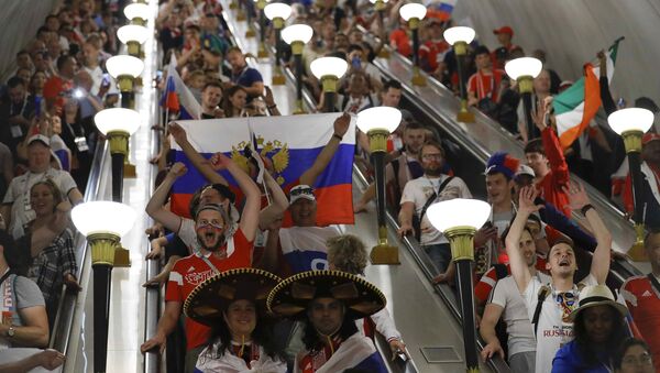 Người hâm mộ mừng chiến thắng của đội tuyển quốc gia Nga trong tàu điện ngầm - Sputnik Việt Nam