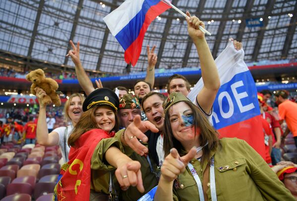 Người hâm mộ mừng chiến thắng của đội tuyển quốc gia Nga - Sputnik Việt Nam