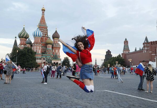 Người hâm mộ mừng chiến thắng của đội tuyển quốc gia Nga - Sputnik Việt Nam