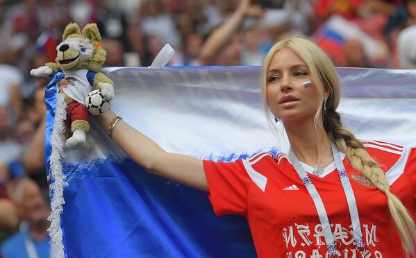 Nữ cổ động viên của đội tuyển quốc gia Nga tại trận đấu vòng 1/8 World Cup giữa hai đội Tây Ban Nha và Nga. - Sputnik Việt Nam
