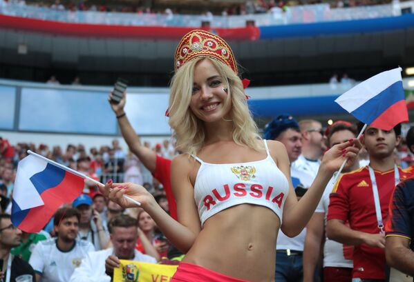 Nữ cổ động viên của đội tuyển quốc gia Nga tại trận đấu vòng 1/8 World Cup giữa hai đội Tây Ban Nha và Nga. - Sputnik Việt Nam