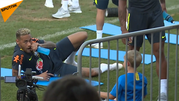 Tài nghệ điêu luyện trên sân cỏ: Neymar thể hiện kỹ năng sử dụng bóng kỳ diệu - Sputnik Việt Nam