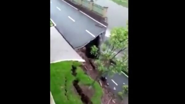 Video ghi lại cảnh sụt lở đường ở Trung Quốc - Sputnik Việt Nam