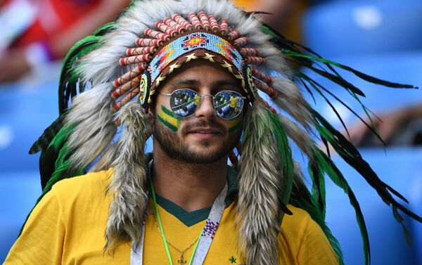 Fan bóng đá trước trận đấu World Cup giữa đội tuyển Brazil và Mexico - Sputnik Việt Nam