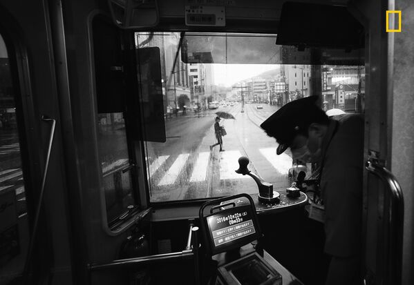 Tác phẩm của nhiếp ảnh gia Hiro Kurashina Another rainy day in Nagasaki, Kyushu, giải nhất trong hạng mục Thành phố trong cuộc thi ảnh 2018 National Geographic Travel Photographer of the Year - Sputnik Việt Nam