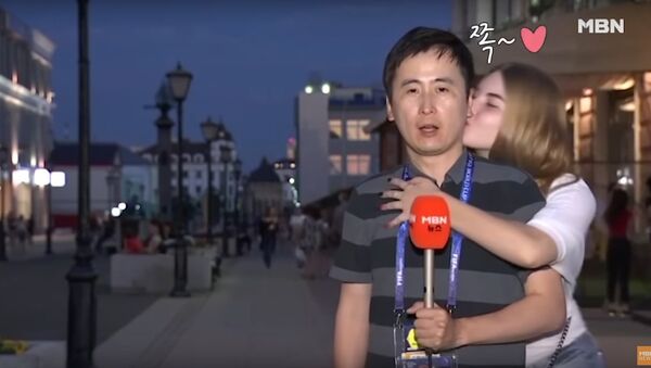 Một nhà báo Hàn Quốc hai lần được hôn lên truyền hình trực tuyến - Sputnik Việt Nam