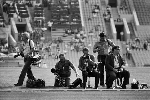 Phóng viên ảnh chuẩn bị tác nghiệp tại Olympic XXII trên sân vận động Moskva, 1980 - Sputnik Việt Nam