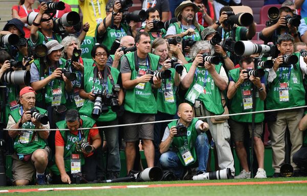 Các nhà nhiếp ảnh trên sân trước trận đấu vòng bảng của FIFA World Cup giữa  đội tuyển Bồ Đào Nha và Ma rốc, 2018 - Sputnik Việt Nam