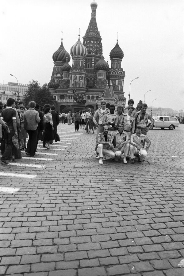 Olympic XXII. Khách du lịch nước ngoài trên Quảng trường Đỏ, 1980 - Sputnik Việt Nam