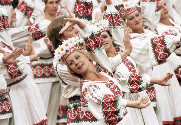 Màn nhảy múa Tình hữu nghị giữa các dân tộc tại lễ khai mạc Olympic lần thứ 22, Moskva, 1980 - Sputnik Việt Nam