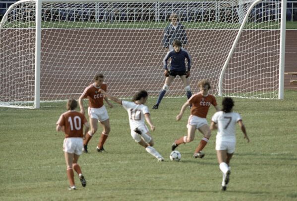 Cầu thủ của đội tuyển bóng đá Liên Xô và Venezuela trong trận đấu tại Olympic lần thứ 22 tại Moskva, 1980 - Sputnik Việt Nam
