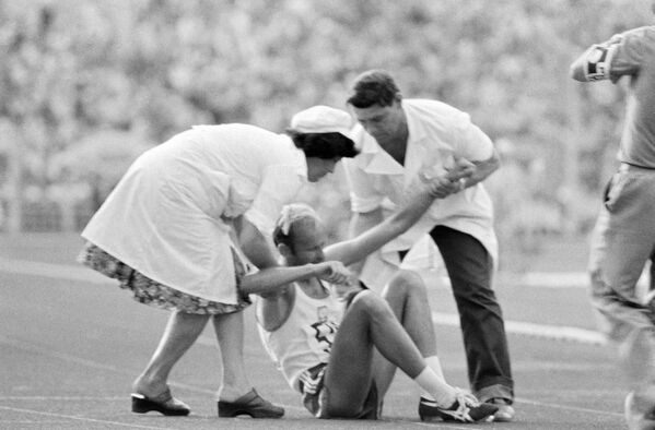 Các bác sĩ hỗ trợ một vận động viên bị thương trong cuộc thi. Olympic mùa hè XXII ở Moskva, 1980 - Sputnik Việt Nam
