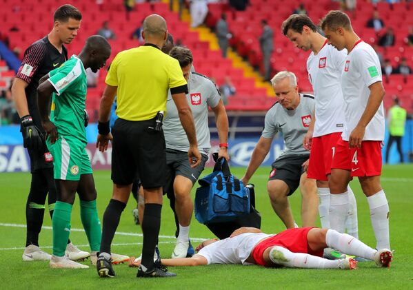 Jan Bednarek (Ba Lan) bị thương trong trận đấu của vòng bảng World Cup giữa Ba Lan và Senegal, 2018 - Sputnik Việt Nam