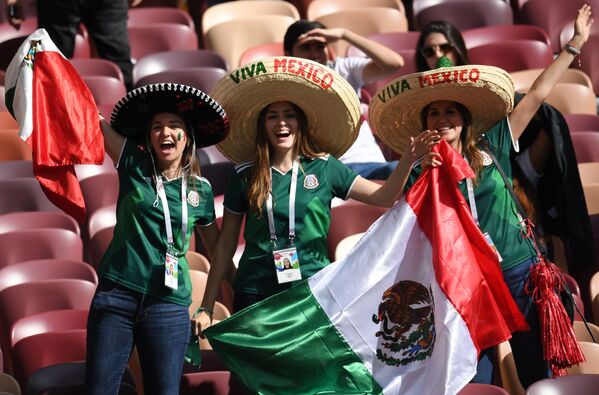 Người hâm mộ đội tuyển quốc gia Mexico trước khi bắt đầu trận đấu vòng bảng World Cup giữa Đức và Mexico, năm 2018 - Sputnik Việt Nam