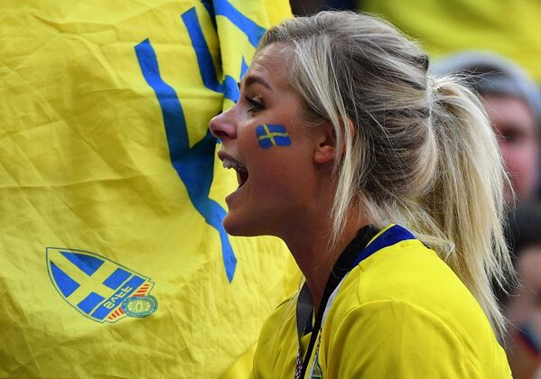 Nữ cổ động viên cho đội tuyển Thụy Điển trước trận đấu vòng 1/8 của World Cup 2018 giữa hai đội Thụy Điển và Thụy Sĩ. - Sputnik Việt Nam