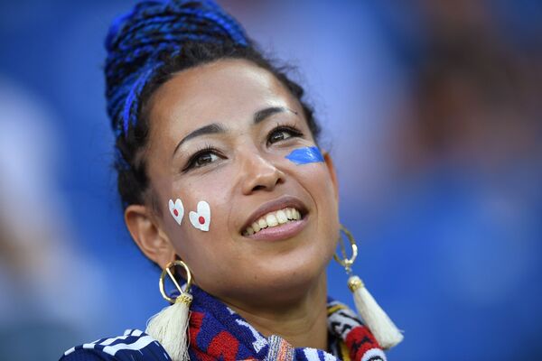Nữ cổ động viên cho đội tuyển Nhật trước trận đấu vòng 1/8 của World Cup 2018 giữa hai đội Bỉ và Nhật. - Sputnik Việt Nam