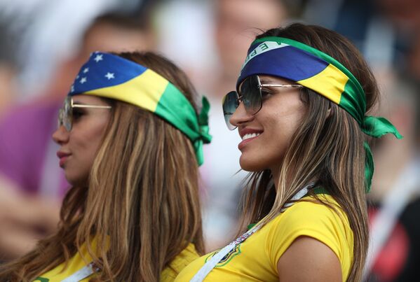 Nữ cổ động viên cho đội tuyển Brazil trước trận đấu vòng 1/8 của World Cup 2018 giữa hai đội Brazil và Mexico. - Sputnik Việt Nam