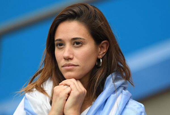 Nữ cổ động viên cho đội tuyển Argentina sau trận đấu vòng 1/8 của World Cup 2018 giữa hai đội Pháp và Argentina. - Sputnik Việt Nam