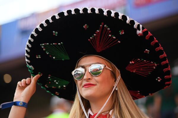 Nữ cổ động viên cho đội tuyển Mexico trước trận đấu vòng bảng của World Cup 2018 giữa hai đội Mexico và Thụy Điển. - Sputnik Việt Nam